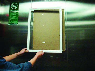 電梯廣告異味擾民，居民一怒砸毀廣告牌引關注